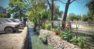 El canal Lurín se ubica a un costado de Plaza Palestina y el Parque Cadete Prat; espacio denominado como la Alameda de San Carlos.