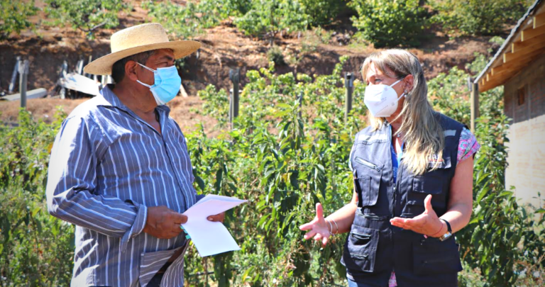 En la foto, el agricultor Patricio Mora y la directora de INDAP Ñuble.
