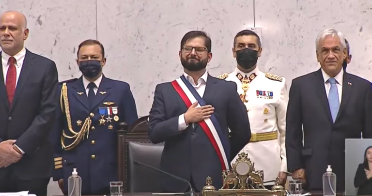 De izquierda a derecha y en primer plano: Álvaro Elizalde, el presidente Boric y el expresidente Piñera.