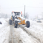 Una máquina despejando un camino por la nieve en Ñuble.