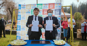 El gobernador regional y el alcalde de Ránquil luego de firmar un convenio.