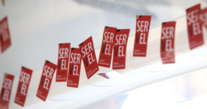 Urnas de votación con tickets del Servel.
