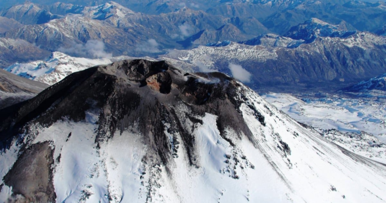 El volcán presenta 18 cráteres. Foto: Sernageomin