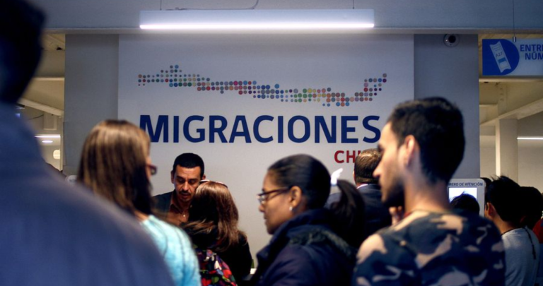 Personas en una sucursal de la Oficina Nacional de Migraciones.