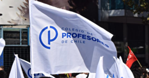 Bandera con el logotipo del Colegio de Profesores de Chile.