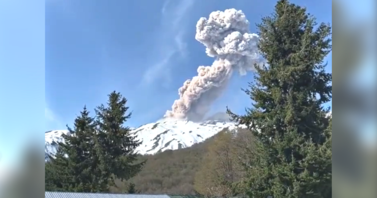 Volcán Nevados de Chillán con una emergente columna de humo.