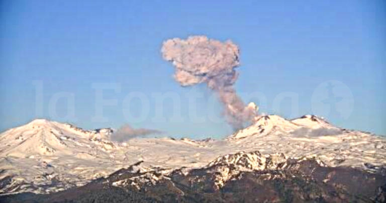Volcán Nevados de Chillán con fumarola.
