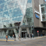 Fachada de Hites y Falabella, en Mall Arauco Chillán.