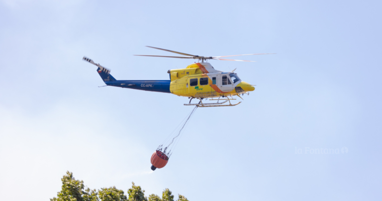 Helicóptero combatiendo un incendio forestal. Foto: Municipalidad de Quillón