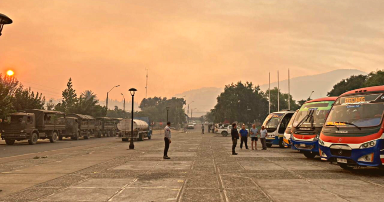 Plaza de Ninhue con un enrojecido cielo por los incendios de la zona. Foto: MTT