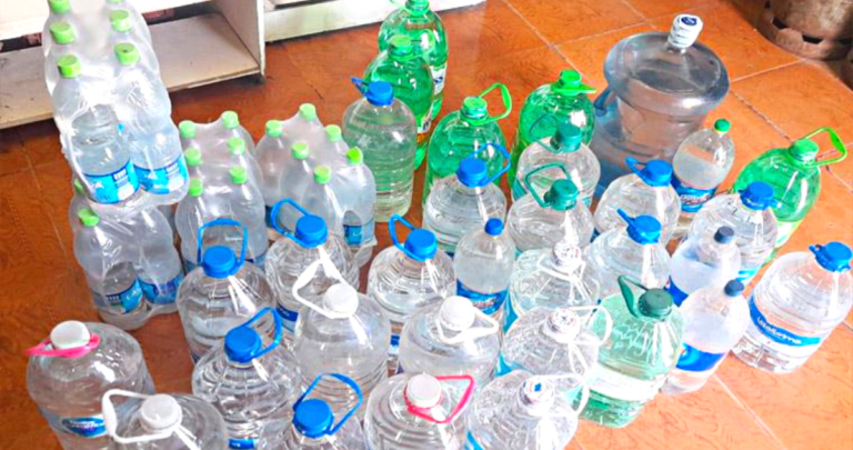 Botellas y bidones con agua.