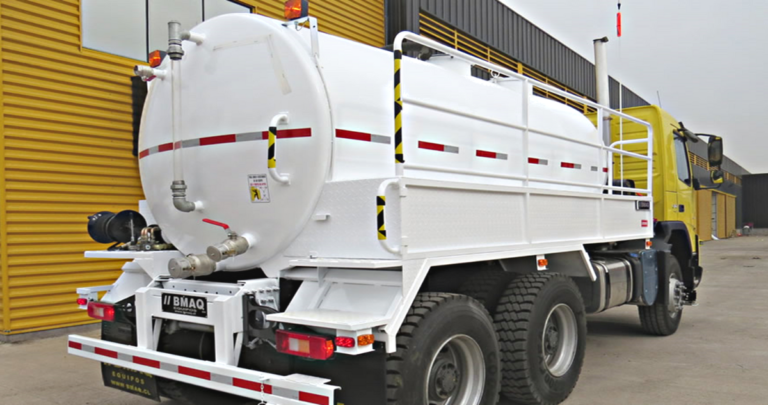 Fotografía referencial de un camión limpiafosas, como el que podrá ser adquirido tras la aprobación de los recursos.