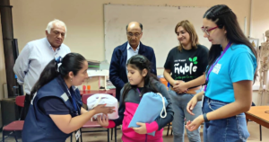 En la foto, parte de la organización "Salvemos Ñuble", el alcalde de Ninhue y una estudiante con las donaciones.