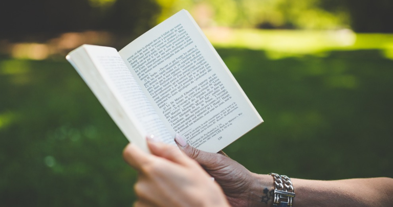 Lectura de libros. Fotografía de contexto. | Pixabay