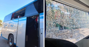Exterior y vidrios del bus baleados. Fotografías: Twitter (APRA)