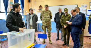 El delegado presidencial, autoridades militares y policiales en un local de votación de Chillán.