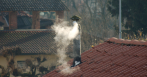 Chimeneas y humo en viviendas. Fotografía referencial: Pixabay.