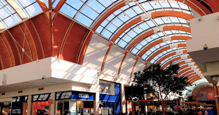 Interior del Mall El Trébol de Talcahuano. | Wikimedia.