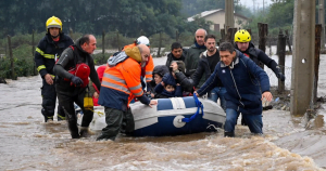 Cuadrillas ayudando a las familias afectadas. Foto: Municipalidad de Chillán.