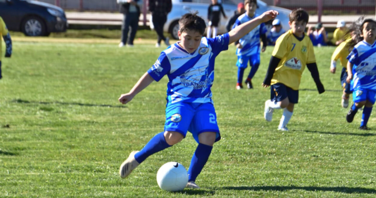 Decenas de niños se disputaron la copa, el galardón del encuentro. Foto: Municipio.