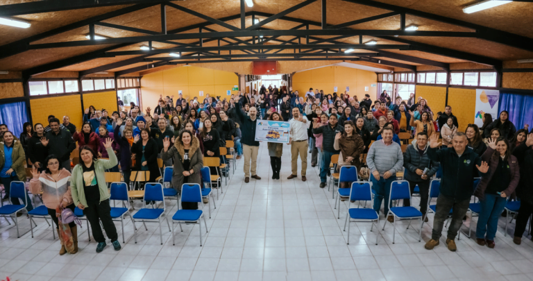 La comunidad escolar y autoridades con el convenio.