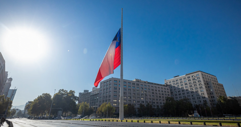 Bandera a media asta frente a La Moneda. Foto de archivo: @ximenaguilera
