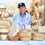 Artesano en mimbre de Coihueco, Región de Ñuble. Foto de archivo.