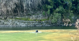 Lecho del rio: en medio, un buzo del equipo GERSA de Bomberos. Foto: Segunda Compañía de Coihueco.