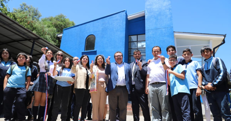 Alumnos y autoridades en la inauguración de la escuela Rucapequén. Foto: Municipio.