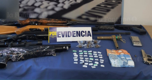 Las armas y las dosis de droga incautada. Foto: PDI.