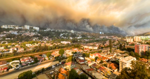 Una densa pared de humo cubre la zona. Foto: Bomberos de Chile.