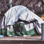 Carpa de persona en situación de calle. Fotografía referencial: Unsplash.