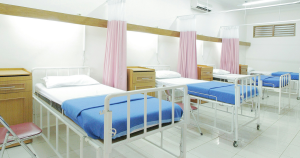 Camas de hospital vacías. Fotografía referencial: Unsplash.