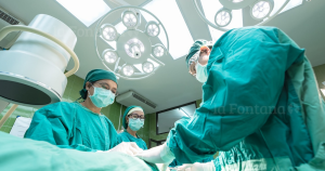 Operación médica en un quirófano. Fotografía referencial: Pixabay.