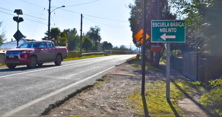 Camino afuera de la Escuela Niblinto, en Coihueco. Foto: MOP.