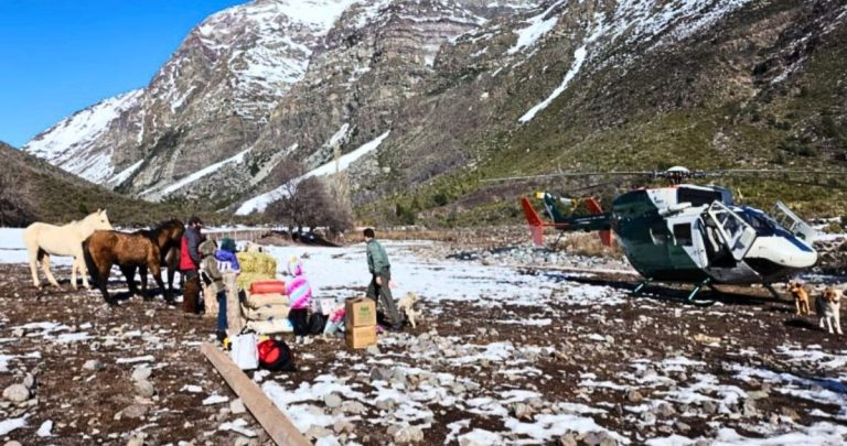 8 sacos de alimentos y 40 fardos fueron entregados. Foto: Carabineros