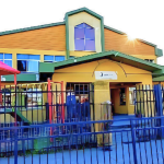 Frontis del Liceo Tomás Lago, uno de los recintos que será parte del traspaso. | Foto mejorada con IA.