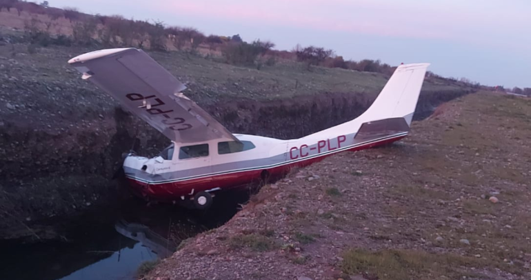 Foto enviada por lector de la avioneta caída en el aerodromo.