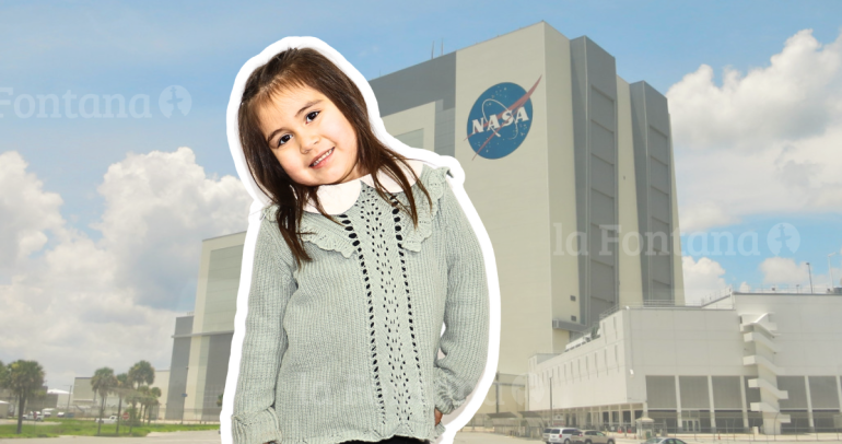 Al fondo, uno de los edificios de la NASA en Estados Unidos. Delante, la niña premiada.