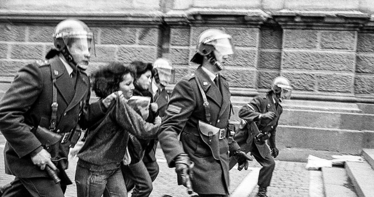 Represión policial durante la dictadura. La foto corresponde a Santiago, en 1987. | Foto: Paulo Slachevsky.