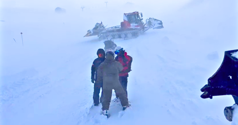 Con motos de nieve y hasta con helicóptero buscan al joven de 32 años. Foto: Carabineros Ñuble.