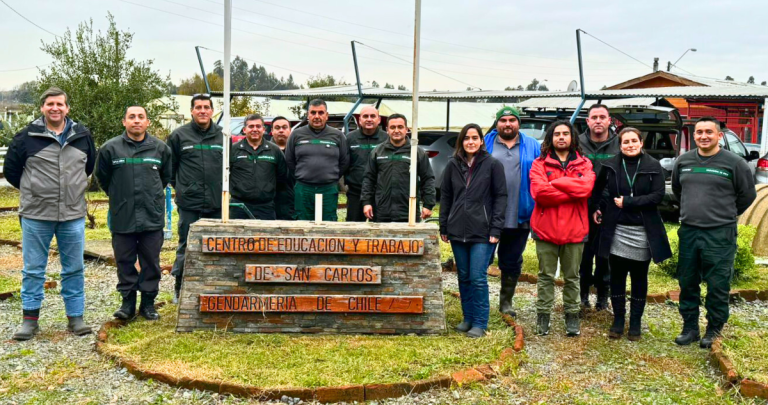 En la fotografía, los funcionarios de Gendarmería y los docentes universitarios. Foto: Cecida.