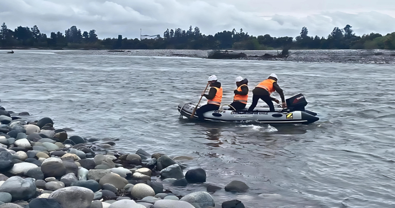 Con equipos zodiac la policía se ha desplegado por el río. Foto: Carabineros Ñuble.