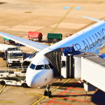 Avión en aeropuerto. Fotografía referencial: Pixabay.