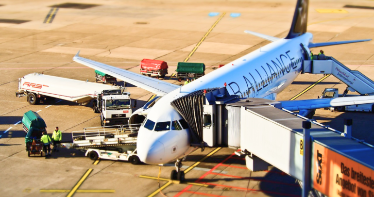 Avión en aeropuerto. Fotografía referencial: Pixabay.