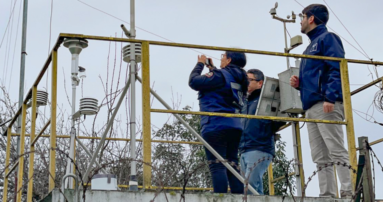 Autoridades en una estación de medición para la calidad del aire.