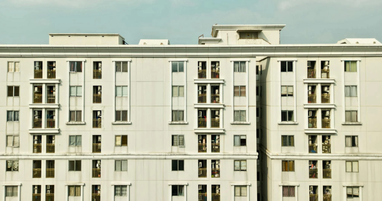 Edificio de departamentos. Foto referencial: Pexels.