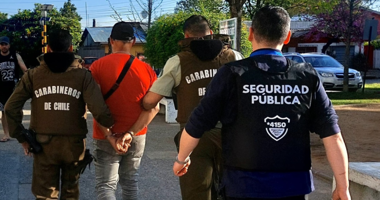 Carabineros y personal de seguridad municipal llevando al detenido.