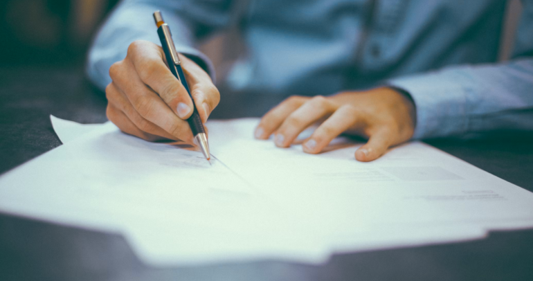 Firma de contrato o documento legal. | Fotografía referencial: Unsplash.