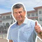 Al frente, Víctor Toro Leiva. Al fondo, el nuevo edificio de la Municipalidad de San Nicolás.